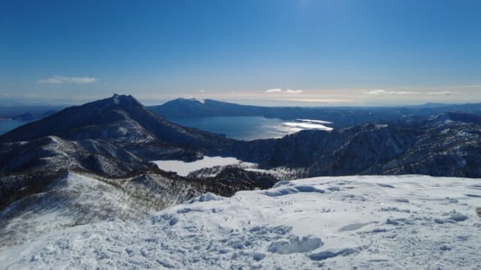 厳冬期　『漁岳』　活きた火山と蒼い湖