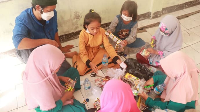 村の子どもにエコブリック作りワークショップ実施！ in Lombok