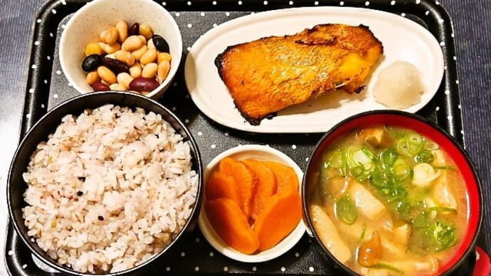 家で朝ごはん(十六穀ごはんに目抜西京漬、蒸しサラダ豆、なめこ汁、大根の麦味噌漬)(2023年1月15日)