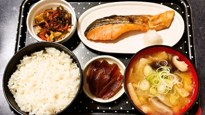 家で朝ごはん(ごはんは福島県産福笑いに焼鮭、切り昆布煮、白菜とキノコのみそ汁、うりの奈良漬)(2023年4月1日)