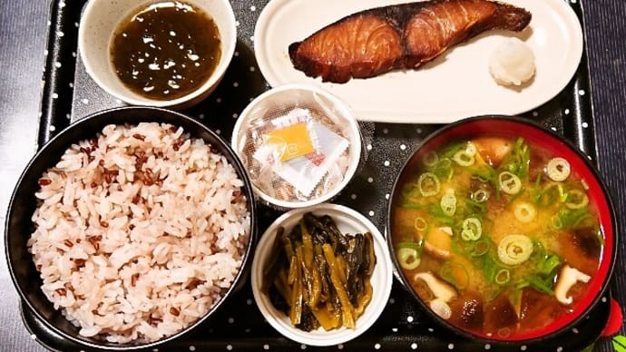 家で朝ご飯(赤米ごはんにぶりの照り焼き、納豆、もずく、椎茸と豆腐のみそ汁、野沢菜漬)(2022年10月14日)