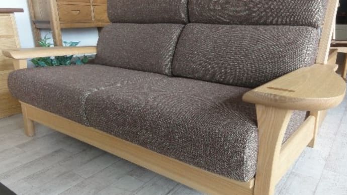 作り手さんの心配りと温かみが感じられる木枠のソファー。