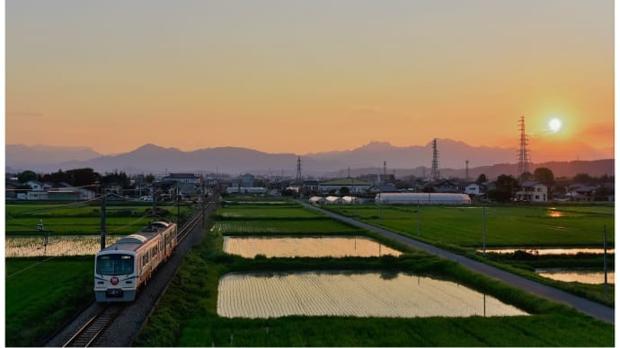 茜空　染まる妙義の　山襞や。　