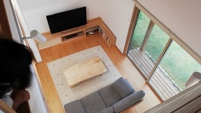 991、リビング、ダイニングのテーブルに木のテーブルどうやって決める? 一枚板と木の家具の専門店エムズファニチャーです。