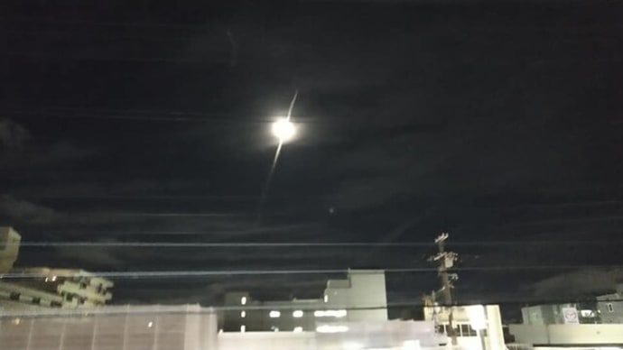 月を貫く光る直線