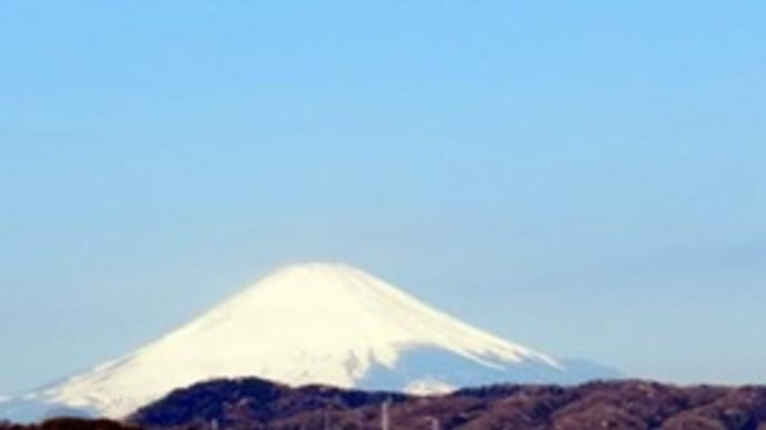 真っ白に化粧直しした富士山