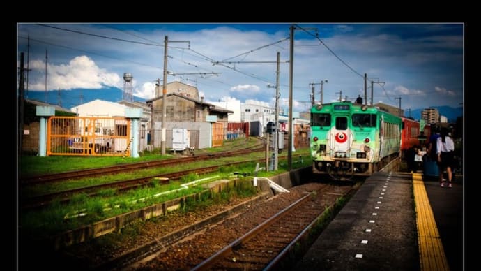 大山が見える鉄道工場にて