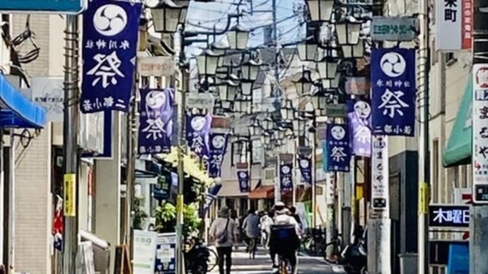 商店街は秋祭りムード 紫のバナー 氷川神社の秋の例大祭