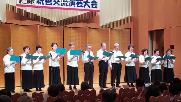 歌い踊る 高齢パワー ステージに 老人会?の演芸大会