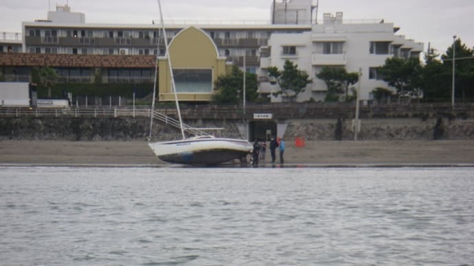 ヨットが海岸に打ち上がる
