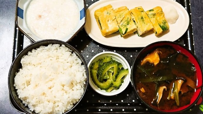 家で朝ご飯(ごはんは栃木県産コシヒカリにニラ入り玉子焼き、とろろ、赤だしのみそ汁、ゴーヤ漬)(2022年8月12日)