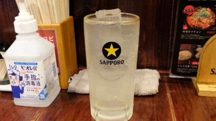 |M2583|赤羽一番街『ひむろ』にお邪魔。レモンサワー&キクラゲ&焼き餃子で開始し、醤油つけ麺(中盛り)のハーフ焼豚2枚・白ねぎ・ニラ増しに刻みニンニク&唐辛子粉追加でニン辛旨く頂きました!