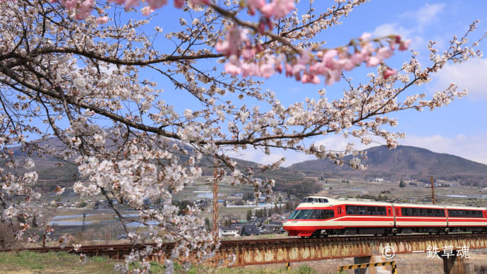 夜間瀬の桜と特急ゆけむり