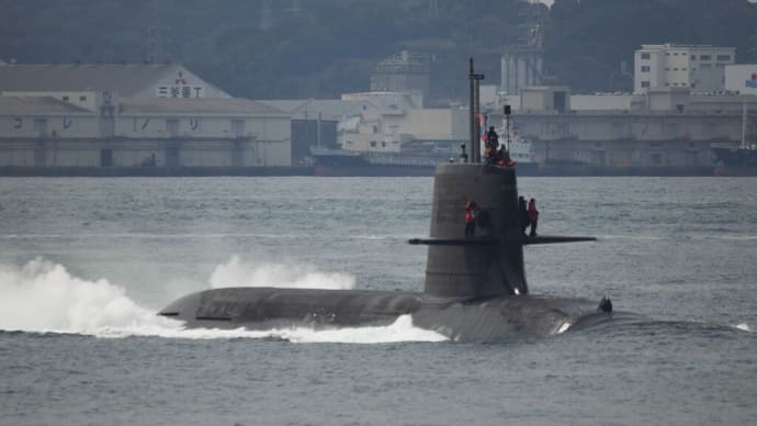 海上自衛隊の潜水艦 関門橋を通過　そうりゅう型潜水艦？