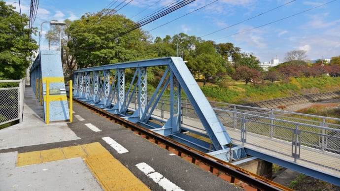 伊予鉄を 今も見守る 明治橋。