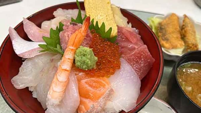 柳橋市場内の「地魚食堂 てるてる」の海鮮丼フライ定食！
