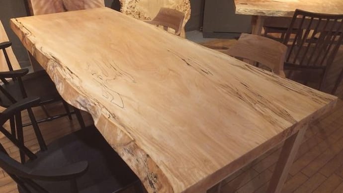 １２９２、少しスポルテッド杢、栃の木の一枚板テーブルをご紹介。　一枚板と木の家具の専門店エムズファニチャーです。