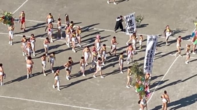 下帯姿の男たちが校庭で気勢をあげる