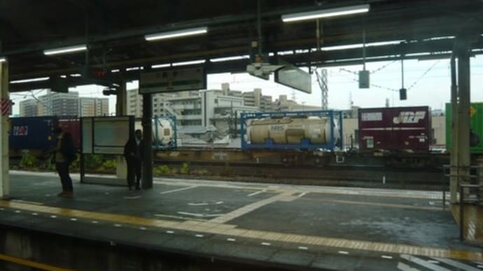 南武線上りE233系より、4072レのコンテナ貨物を撮る【尻手駅:南武支線】2022.12.13
