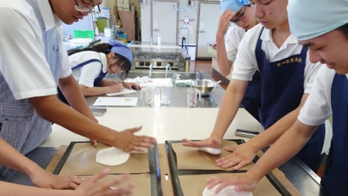 米粉ピザの実習を見学しました