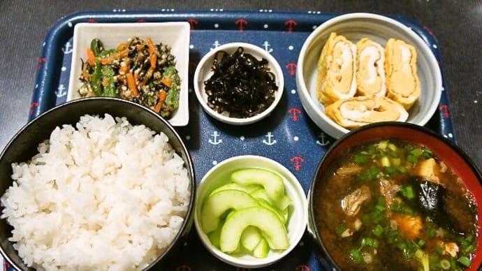 家で朝ご飯(ご飯は石垣島産ひとめぼれに玉子焼き、昆布の佃煮、オクラとひじきのごま和え、鰤のあら汁、白瓜の浅漬)(2021年7月22日)