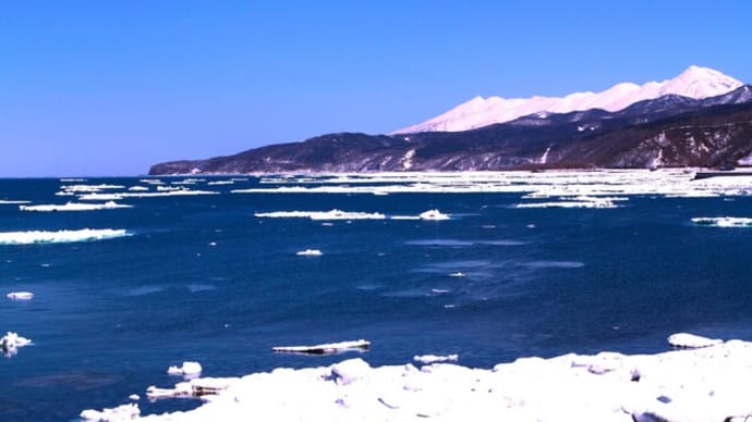 海明け 流氷の去り行く頃(3月下旬のオホーツク海 知床半島にて)