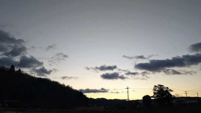 地面が凍る朝の空