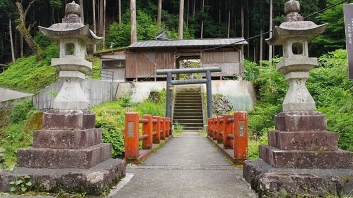 桂原八幡神社の奥に流れる渓流滝