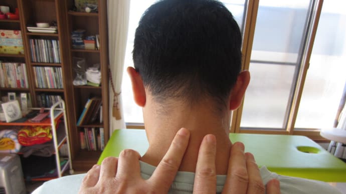 首痛、肩こり、肩甲骨内側が辛い、背中痛、左手指のシビレに悩む男性