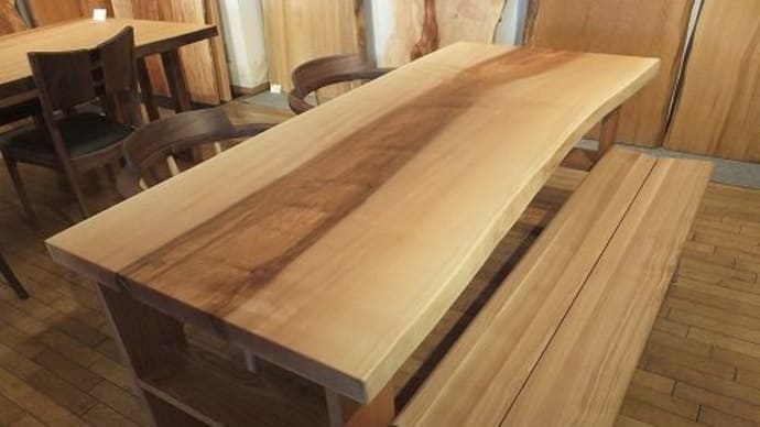 ４４６、栃の一枚板テーブル、木のテーブルの温かみが、とても感じられる。 一枚板と木の家具の専門店エムズファニチャーです。