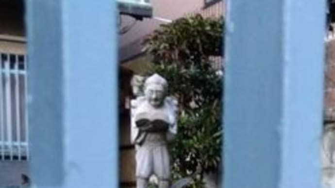 0332-ブラジルに移民された榎原良一様がご実家(笛吹市)近くで見つけた個人宅の庭に金次郎さん