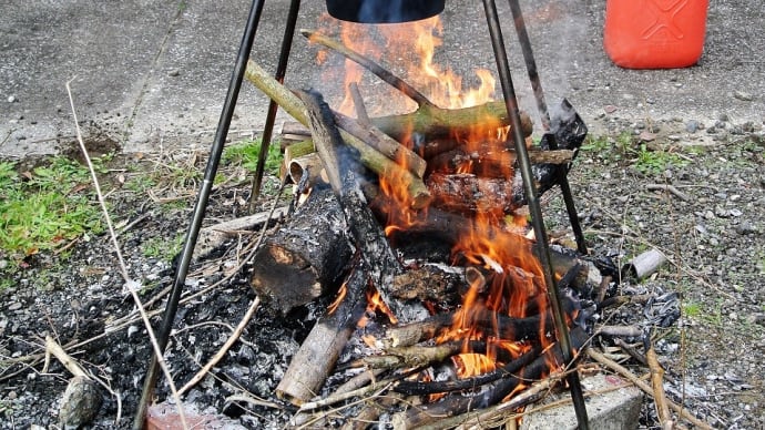 焚き火でダッチオーブン料理、今年もまずは焼き芋から。
