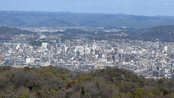 鞆の浦グリーンライン 展望スポットから 見下ろせば、 福山市街や福山城 までが一望できる