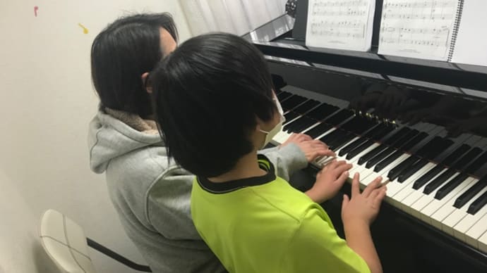 ［発表会関連］低学年グループの連弾は“音楽物語”♪