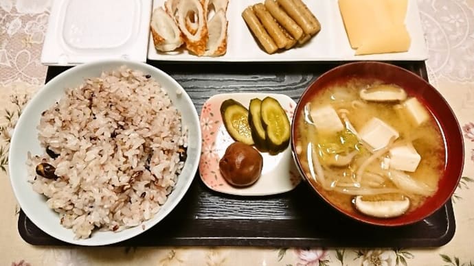 家で朝ご飯(十六穀ご飯に数の子、たたきごぼう、ちくわ、納豆、野菜のみそ汁、漬物)(2022年1月4日)