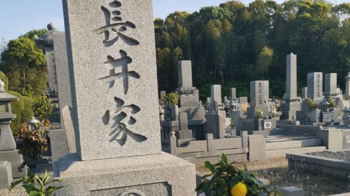 長井健司さんのビデオカメラをご遺族と一緒にお墓に供えました。