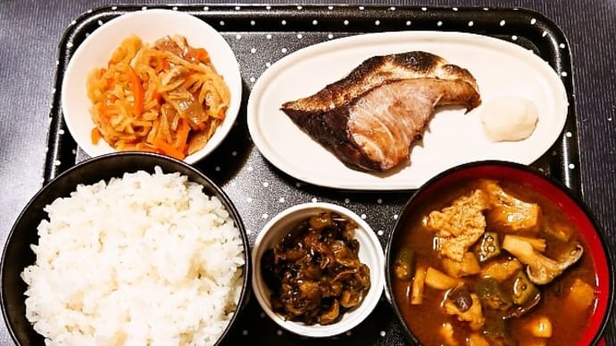 家で朝ご飯(ご飯は新潟県産こしいぶき、鰤の塩焼き、切り干し大根、赤だしのみそ汁(具は平茸・ヤマブシタケ・オクラ)、葉唐きゅうり)(2022年7月17日)
