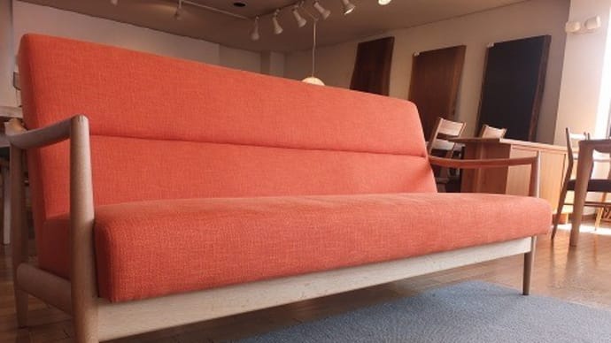 ２５１、秋のソファーインテリアFAIR、長く作られているソファーについて考えてみました。面白い事がわかってきました。一枚板と木の家具の専門店エムズファニチャーです。