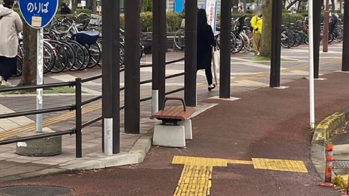 稲毛海岸駅南口タクシー乗場前のベンチが設置されました