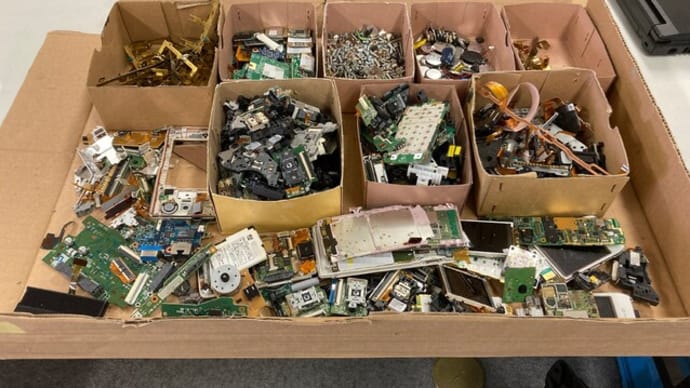 「携帯電話(ガラケー)など細かい物」 就労継続支援B型事業所(いわゆる作業場/作業所)でパソコン解体のお仕事 2024年08月16日