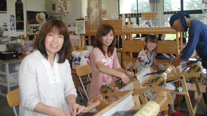 おばあちゃんと手織りです。　　　　　　竹島クラフトセンター