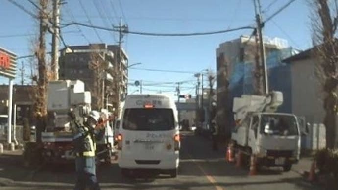 両側に停めたら……