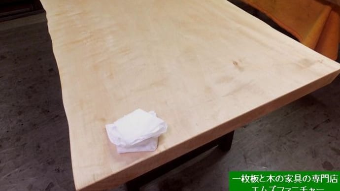 1345、お客様からご依頼頂いた白い栃の一枚板を仕上げしております。一枚板と木の家具の専門店エムズファニチャーです。