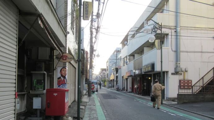 一直線の通りに2つの商店会