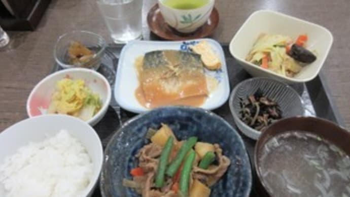 「食事と喫茶もとまち」、2月22日の日替わりランチは、さばのみそ煮。手作りシナモンロールもおいしい
