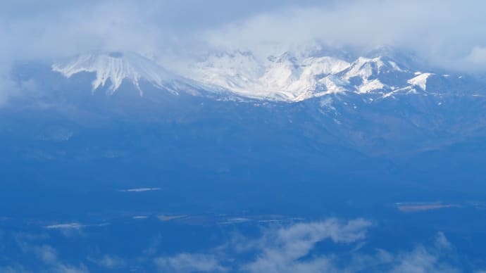 がっかり。...千貫森から眺める吾妻小富士と一切経山の景観に加わったもの（2022.12.11）
