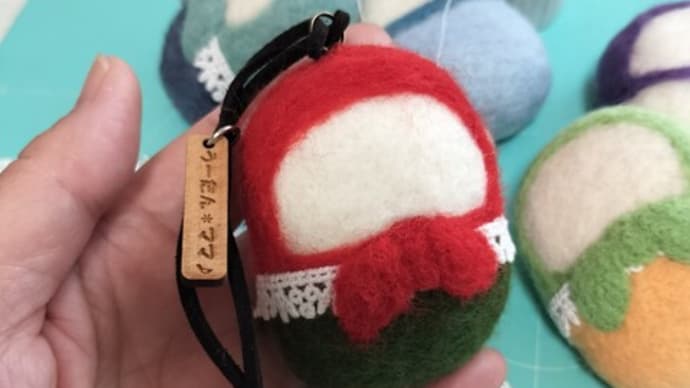 バッグチャームうさマトちゃんとそーっとのぞいて見る