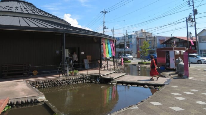 国際芸術祭が開催されている山間の街を歩く