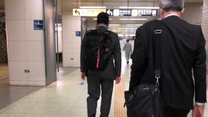 乗り換え駅まで辿り着く。