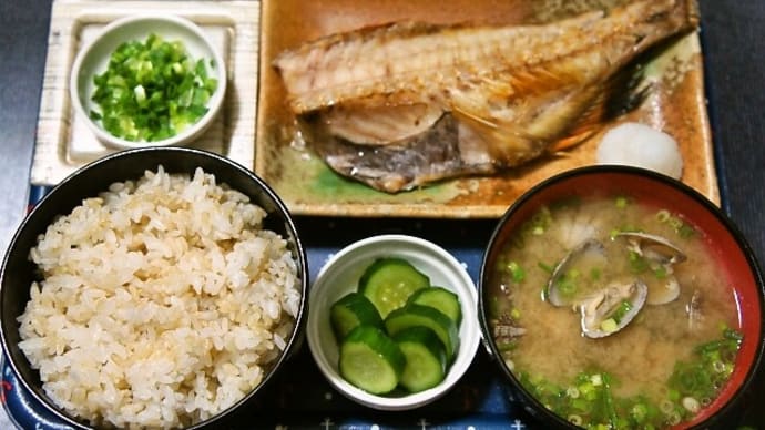 家で朝ご飯(発芽玄米ご飯に赤魚の開き、あさりの味噌汁、納豆、きゅうり漬)(2020年12月28日)